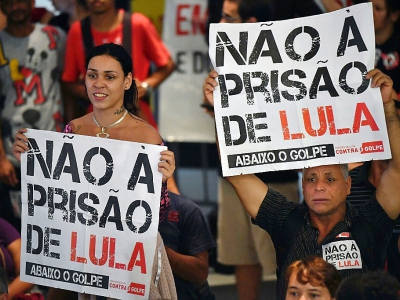Des partisans de l'ex-président brésilien Lula manifestent à Sao Bernardo do Campo alors que la Cour suprême de Justice doit rendre son jugement sur la demande d'habeas corpus de l'ancien dirigeant, le 4 avril 2018 - Nelson Almeida [AFP]