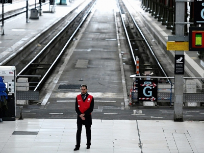 Un agent de la SNCF gare de Lyon à Paris, au 2e jour de la grève au sein de la compagnie ferroviaire, le 4 avril 2018 - STEPHANE DE SAKUTIN [AFP]