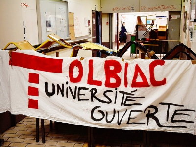 Banderole déployée le 4 avril 2018, sur une barricade de tables et de chaises, par les étudiants de Tolbiac (Paris I) qui protestent contre la réforme de l'entrée à l'université - CHRISTOPHE SIMON [AFP]