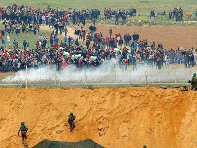 Des manifestants palestiniens et des soldats israéliens se font face à la frontière de la bande de Gaza, le 30 mars 2018 - Jack GUEZ [AFP/Archives]