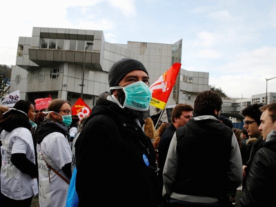 Des manifestants, jeudi 5 avril à Rouen, à l'extérieur du CHU où Emmanuel Macron s'est déplacé - Christophe Ena [POOL/AFP]