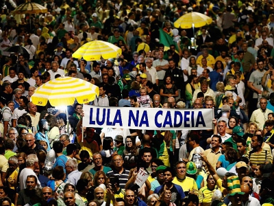 Manifestants anti-Lula demandant l'incarcération de l'ex-président le 3 avril à Sao Paulo. - Miguel SCHINCARIOL [AFP]