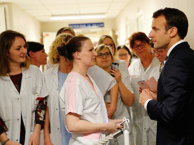 Emmanuel Macron parle aux infirmières lors de sa visite à l'hôpital de Rouen, en Normandie, le 5 avril 2018 - Christophe Ena [POOL/AFP]