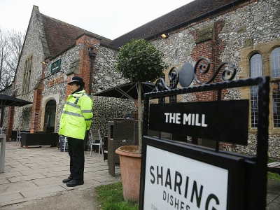 Un policier devant le pub le Mill à Salisbury, le 11 mars 2018 - Daniel LEAL-OLIVAS [AFP]