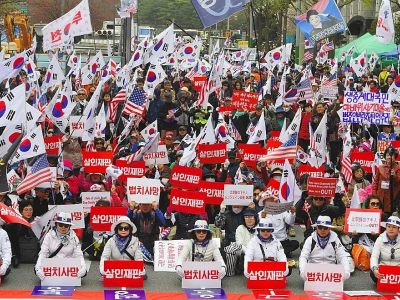 Des partisans de l'ex-présidente sud-coréenne Park Geun-hye lors d'un rassemblement devant le tribuanl de Séoul, le 6a vril 2018 - Jung Yeon-je [AFP]