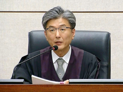 Capture d'image d'une vidéo du tribunal du district central de Séoul montrant le juge Kim Se-yoon lisant le verdict condamnant l'ex-présidente sud-coréenne Park Geun-hy à 24 ans de prison pour corruption, le 6 avril 2018 - Seoul District Court [Tribunal du district central de Séoul/AFP]