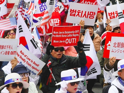Des partisans de l'ex-présidente sud-coréenne Park Geun-hye lors d'un rassemblement devant le tribuanl de Séoul, le 6 avril 2018 - Jung Yeon-je [AFP]