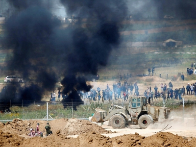 Des Palestiniens protestant pour le droit de retour des réfugiés sur leurs terres en Israël brûlent des pneus à la frontière entre Gaza et Israël le 6 avril 2018 - Jack GUEZ [AFP]