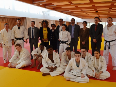 Les jeunes judokas, leurs formateurs, les élus et la ministre ont pris la pose dans le nouveau complexe sportif. - Amaury Tremblay