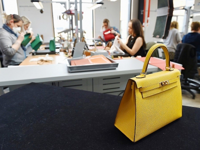 Les maroquiniers de la nouvelle manufacture d'Allenjoie (Doubs) travaillent sur un seul modèle: le Kelly, un des deux sacs emblématiques de Hermès, également le plus difficile techniquement à fabriquer - SEBASTIEN BOZON [AFP]