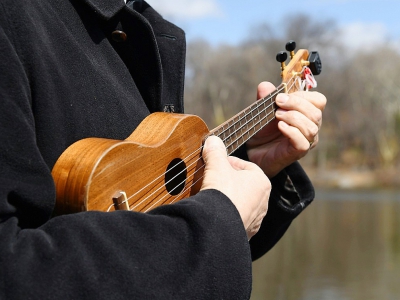 Instrument à quatre cordes, le ukulele est peu cher et facilement transportable - ANGELA WEISS [AFP]