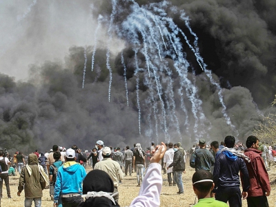 Tirs de gaz lacymogènes en directions de manifestants palestiniens à la frontière Israël-Gaza à l'est de Khan Younès, le 6 avril 2018 - SAID KHATIB [AFP]