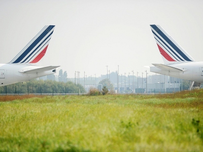 Une nouvelle journée de grève à Air France pour obtenir des hausses de salaires provoquait samedi l'annulation de 30% des vols - STEPHANE DE SAKUTIN [AFP/Archives]
