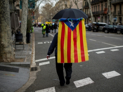 Un manifestant indépendantiste dans une rue de Barcelone, le 17 mars 2018 - Josep LAGO [AFP/Archives]
