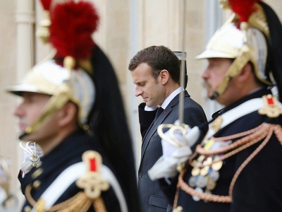 Le président français Emmanuel Macron sur le perron du palais de l'Elysée à Paris le 27 mars 2017 - ludovic MARIN [AFP/Archives]