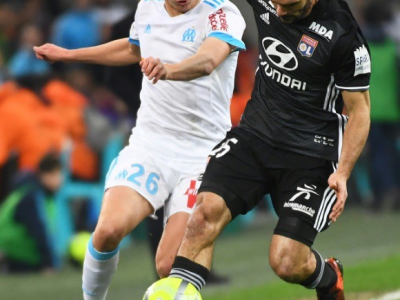 Le milieu de Marseille, Florian Thauvin (g), à la lutte avec le défenseur lyonnais Jérémy Morel, lors d'un match de L1 au Vélodrome, le 18 mars 2018 - ANNE-CHRISTINE POUJOULAT [AFP/Archives]
