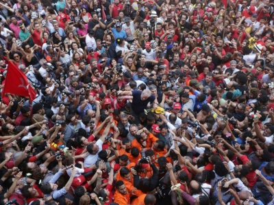 Photo communiquée par Fotos Publicas montrant l'ex-président Lula porté par des partisans le 7 avril 2018. - Paulo Pinto [AFP]
