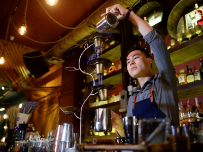 Derrière son bar à Hanoï Pham Tien Tiep prépare un cocktail baptisé "pho", le 21 mars 2018 qui s'inspire de la fameuse soupe de nouilles vietnamienne - James Duong [AFP]