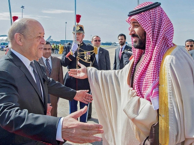 Le ministre des Affaires étrangères Jean-Yves Le Drian et le prince héritier saoudien Mohammed ben Salmane à son arrivée à l'aéroport du Bourget (France) le 8 avril 2018 - BANDAR AL-JALOUD [Saudi Royal Palace/AFP/Archives]