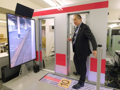 Minoru Mukaiya, passionné de trains, a un simulateur de train à son travail, le 1er mars 2018 à Tokyo - Kazuhiro NOGI [AFP]