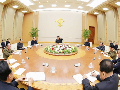Réunion du Bureau politique, sous la direction de Kim Jong Un (image diffusée par l'agence officielle KCNA) - - [KCNA VIA KNS/AFP]