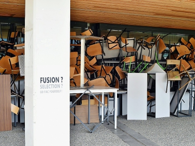 L'entrée des loacaux de l'université Jean Jaurès bloquée par des chaises et des tables, à Toulouse le 10 avril 2018 - REMY GABALDA [AFP]