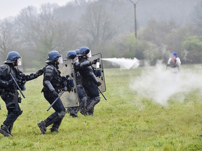 Les gendarmes chargent des manifestants avec des gaz lacrymogènes à Notre-Dame-des-Landes, le 10 avril 2018 - LOIC VENANCE [AFP]