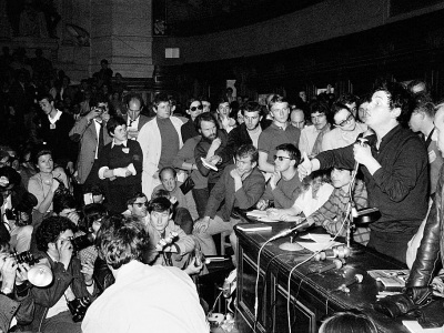 Daniel Cohn-Bendit (D) prend la parole devant la foule rassemblée dans la Sorbonne occupée le 1er juin 1968 - - [AFP/Archives]
