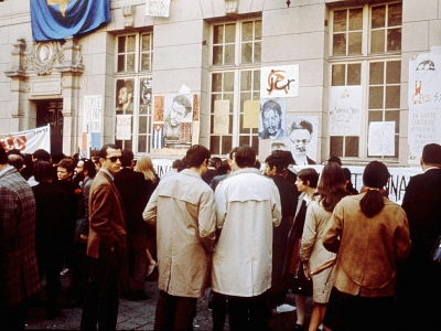 Les visiteurs se pressent dans la cour de la Sorbonne occupée, où des portraits de Che Guevara et Léon Trotsky ont été placardés - [ARCHIVES/AFP/Archives]