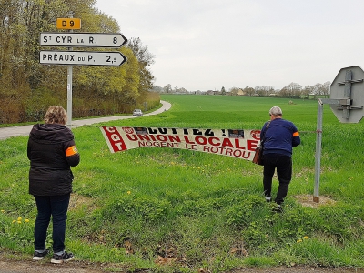 Dans la campagne autour de Berd'huis des militants trouvent ce qu'ils peuvent pour afficher leur banderole. - Maxence Gorréguès