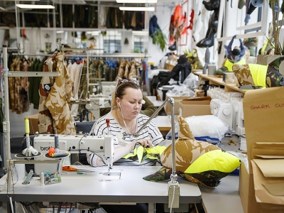 Des employés confectionnent vêtements et accessoires  dans le studio de mode du designer Christopher Raeburn, à Hackney (est de Londres), le 16 mars  2018 - TOLGA AKMEN [AFP]