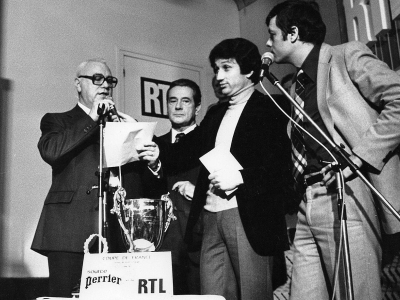 Michel Drucker, au centre, participe au tirage au sort de la Coupe de France 78-79 à Paris. Le natif de Vire a commenté bien des rencontres, nationales et internationales.
