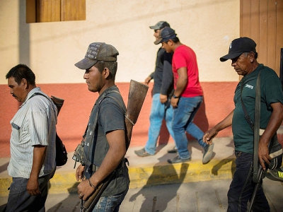 Des civils armés marchent dans les rues de Tlacotepec, municipalité d'Heliodoro Castillo au Mexique, le 24 mars 2018 - Pedro PARDO [AFP]