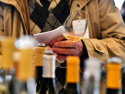 Un homme déguste un vin au Château La Dominique à Saint-Emilion, le 10 avril 2018 - GEORGES GOBET [AFP]