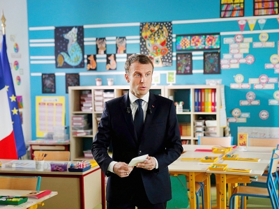 Emmanuel Macron dans l'école de Berd'huis (Orne), le  12 avril 2018 - YOAN VALAT [POOL/AFP]