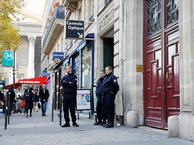 Des policiers devant l'entrée d'un hôtel résidence, rue Tronchet à Paris, le 3 octobre 2016 où la star américaine Kim Kardashian a été victime d'un braquage spectaculaire - Thomas SAMSON [AFP/Archives]
