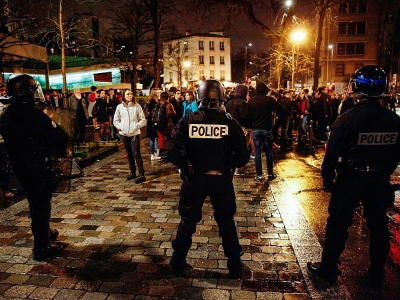 Des policiers font face à des étudiants, le 12 avril 2018 à Paris - Ayoub BENKARROUM [AFP]