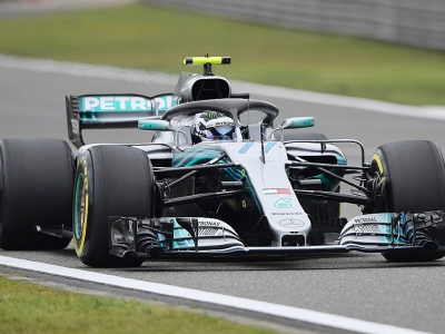 Le Finlandais Valtteri Bottas au volant de sa Mercedes lors des qualifications pour le GP de Chine, sur le circuit de Shanghai, le 14 avril 2018 - GREG BAKER [AFP]