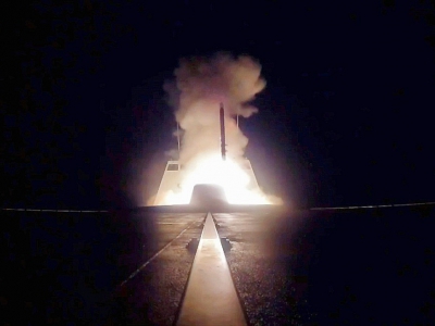 Photo fournie par le service de presse des armées françaises, le 14 avril 2018 du lancement d'un missile à partir d'un navire en Méditerranée pour cibler des sites militaires en Syrie - Handout [ECPAD/AFP]
