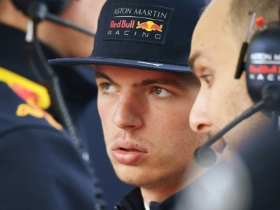 Le Néerlandais Max Verstappen discute avec un membre de son écurie lors des qualifs pour le GP de Chine, le 14 avril 2018 à Shanghai - GREG BAKER [AFP]