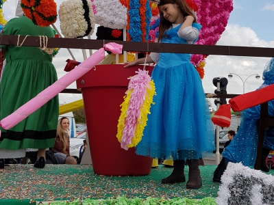 Carnaval de Ouistreham- des chars décorés d'un grand nombre de fleurs en papier réalisées par l'association ORB Festif - Maÿlis Leclerc-de-Sonis