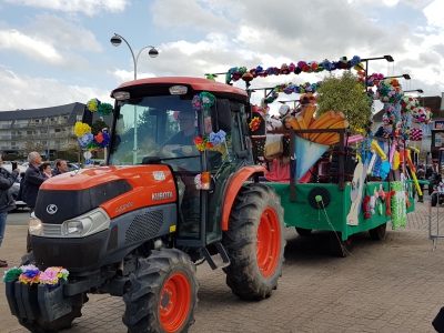 Carnaval de Ouistreham- le défilé des chars et voitures décorés - Maÿlis Leclerc-de-Sonis
