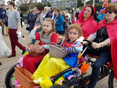Carnaval de Ouistreham- le défilé des chars et voitures décorés - Maÿlis Leclerc-de-Sonis