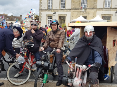 Caranaval de Ouistreham- les motocyclettes mènent le cortège - Maÿlis Leclerc-de-Sonis