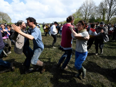 Des manifestants dansent sur le site de la Zad de Notre-Dame-des-Landes, le 15 avril 2018 - Damien MEYER [AFP]