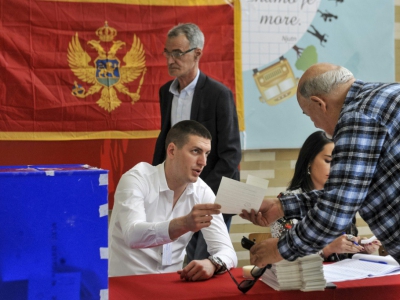 Un homme s'apprête à voter pour désigner le prochain président du Monténégro, à Podgorica le 15 avril 2018 - SAVO PRELEVIC [AFP]