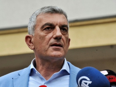 Mladen Bojanic, candidat de l'opposition à l'élection présidentielle au Monténégro, s'adresse aux médias devant un bureau de vote à Podgorica le 15 avril 2018 - SAVO PRELEVIC [AFP]