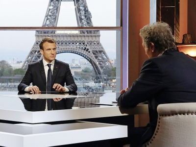Le président Emmanuel Macron (c) lors d'un entretien à la télévision avec les journalistes de RMC-BFM Jean-Jacques Bourdin  (d) et Mediapart, Edwy Plenel (g), au palais de Chaillot, le 15 avril 2018 à Paris - FRANCOIS GUILLOT [POOL/AFP]