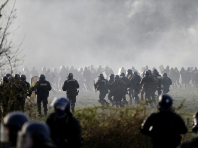 Des forces de l'ordre chargent contre des manifestants, le 15 avril 2018 lors d'une opération d'évacuation sur le site de la Zad de Notre-Dame-des-Landes - CHARLY TRIBALLEAU [AFP]