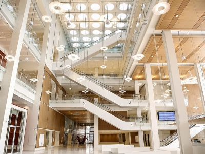 Le hall principal du nouveau Palais de justice de Paris, conçu par l'architecte Renzo Piano, le 26 mars 2018 dans le quartier des Batignolles, au nord-ouest de Paris - CHRISTOPHE ARCHAMBAULT [AFP]
